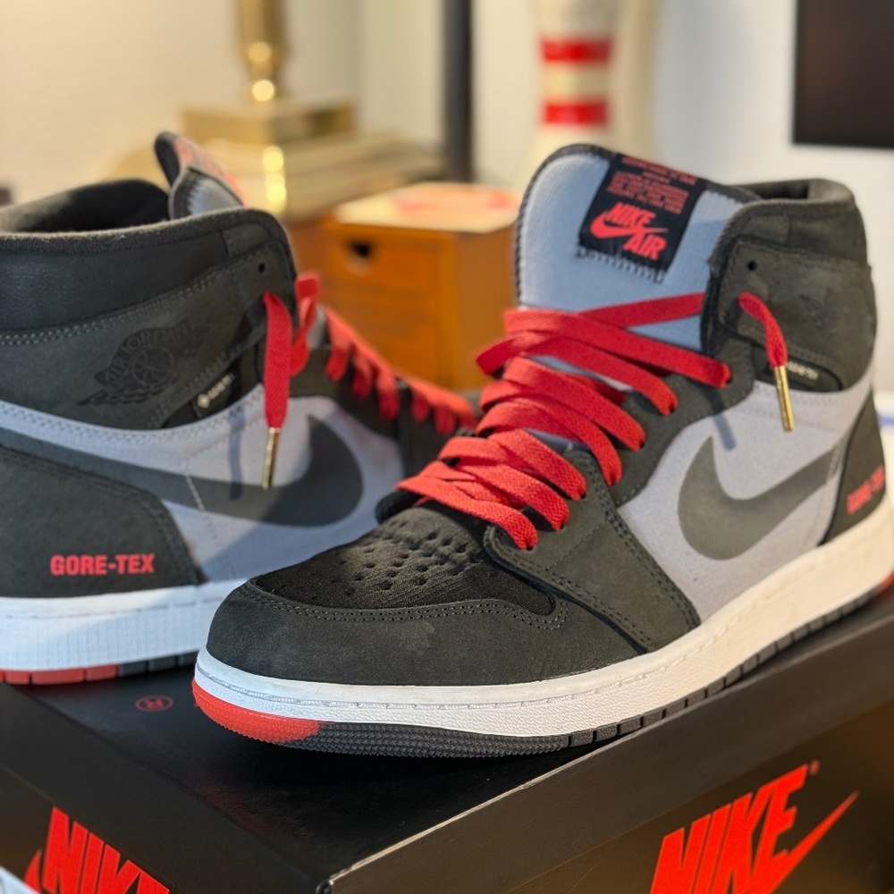 ALMOST NEW - WORN ONCE - MENS 10.5 - AIR JORDAN 1 ELEMENT HIGH - GORE-TEX WTRPRF